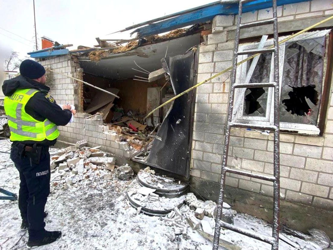 Показали наслідки падіння уламків ракет на Київщині