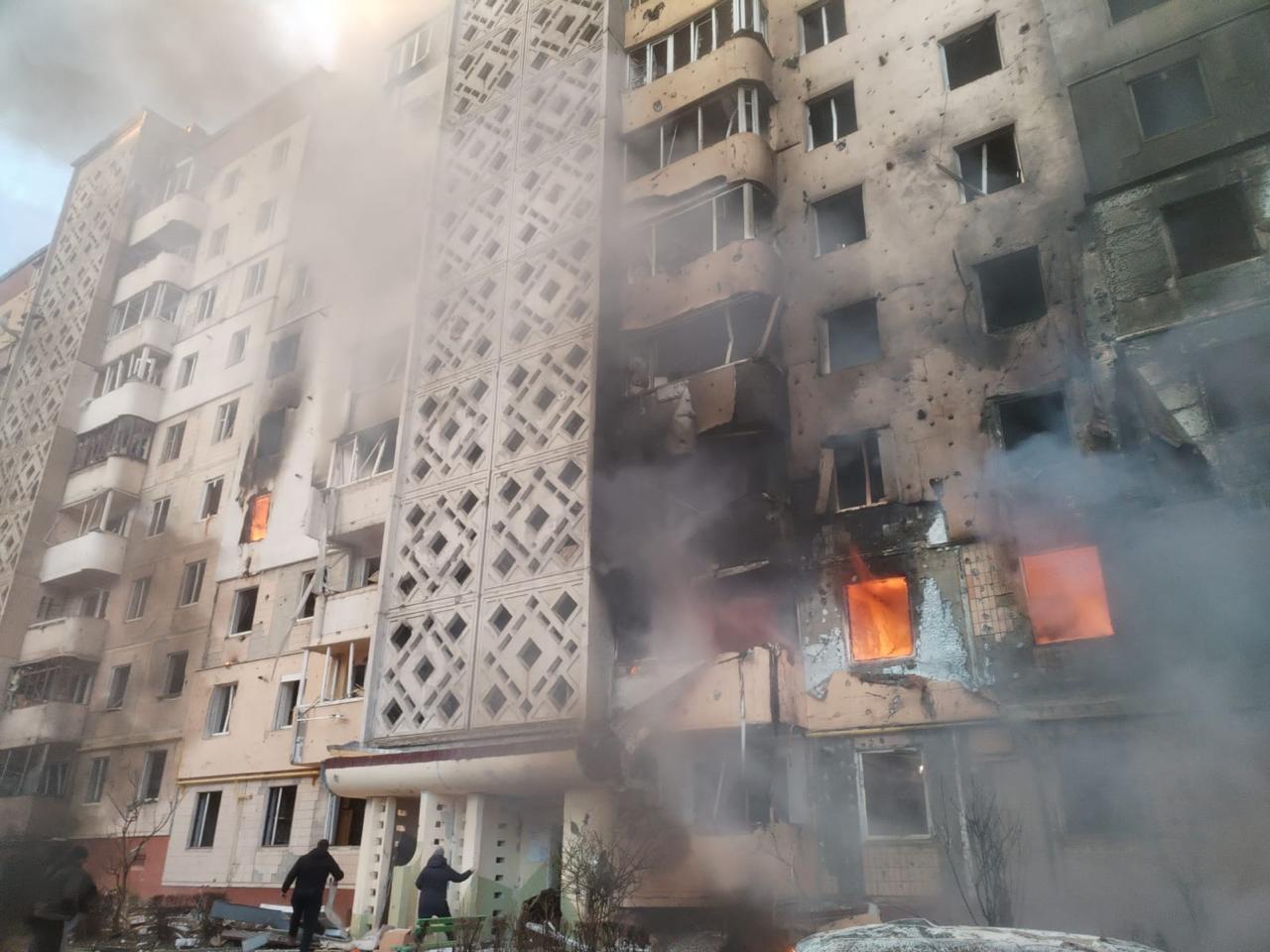 У Тернополі є влучання у багатоповерхівки, відомо про дев'ять загиблих: моторошні кадри (відео)
