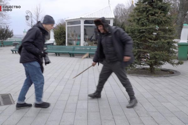 У Києво-Печерській лаврі напали на журналістів через запитання про війну