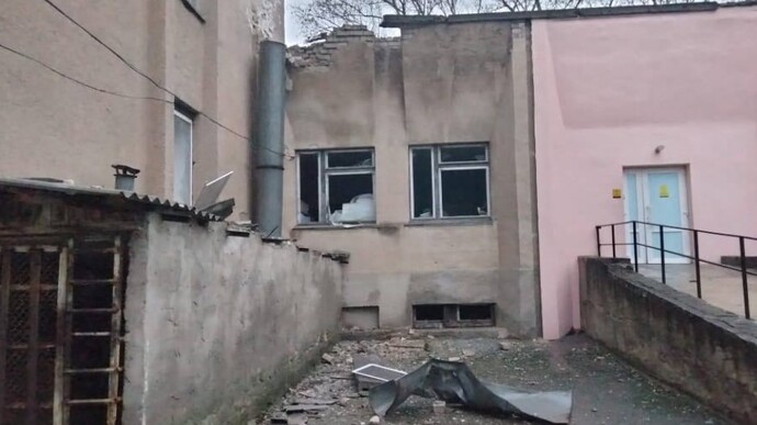 В Херсоні окупанти обстріляли житлові квартали. Поцілили у лікарню