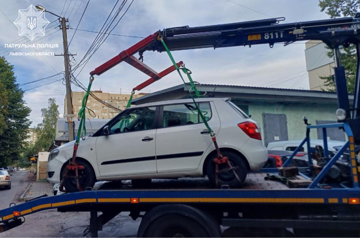 У Львові п'яний водій авто ледь не збив дитину та влетів у дві автівки