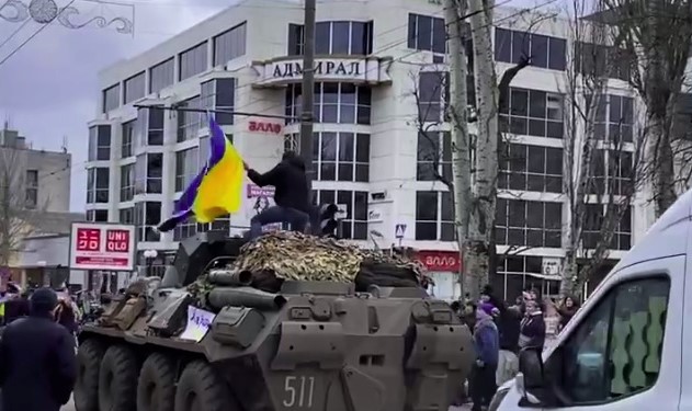 Херсонці під час мітингу відібрали в окупантів БТР