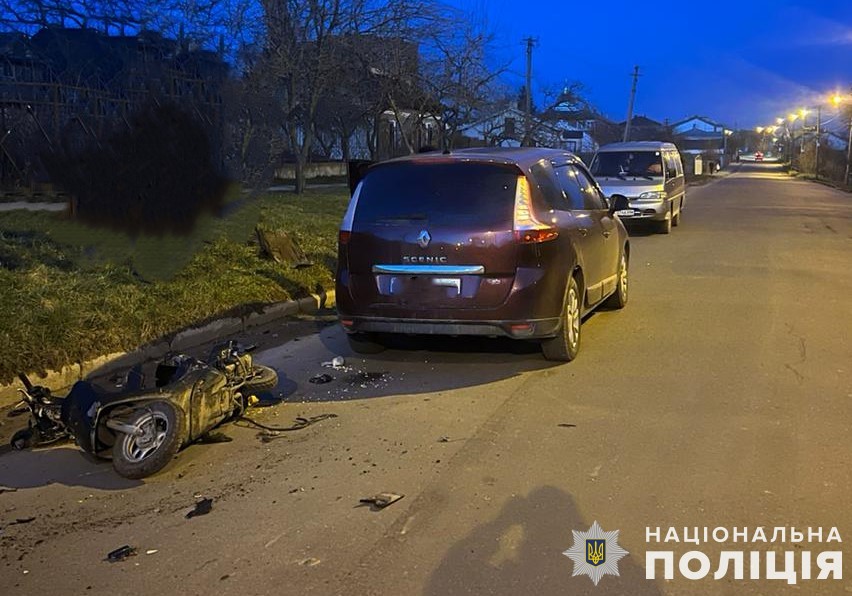 У Львівському районі зіткнулися легковик і мопед. Водій двоколісного потрапив у лікарню