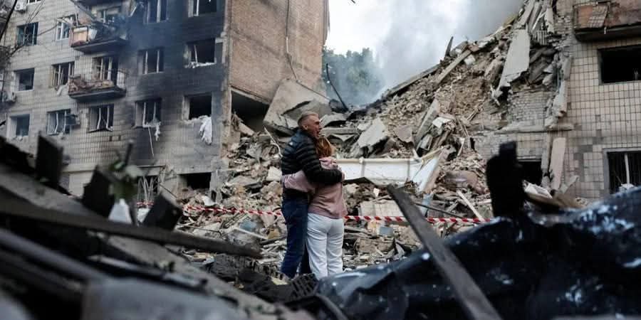 Хлопець, якого шукали під завалами в Києві, вижив