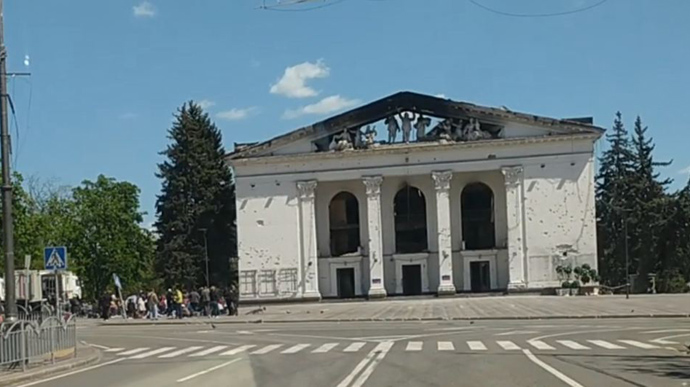 У Маріуполі окупанти влаштували екскурсію в зруйнованому Драмтеатрі