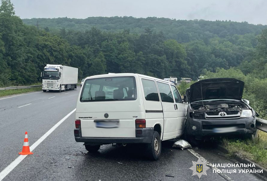 На Львівщині сталася аварія: три людини травмовані (фото)