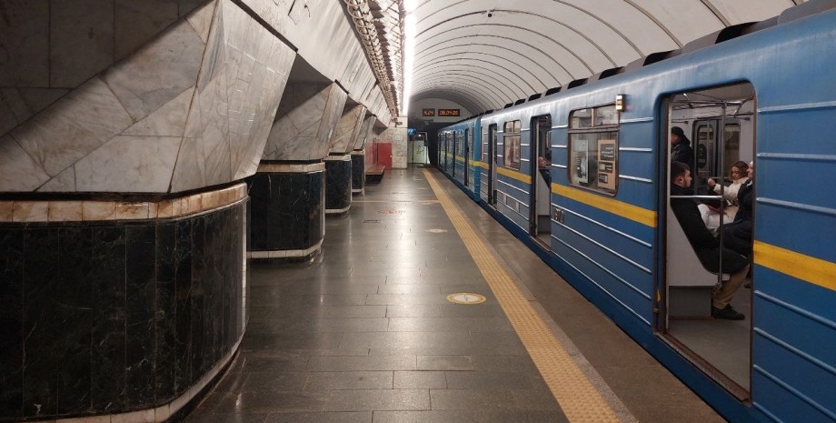 У Києві жінка потрапила під поїзд в метро (відео)