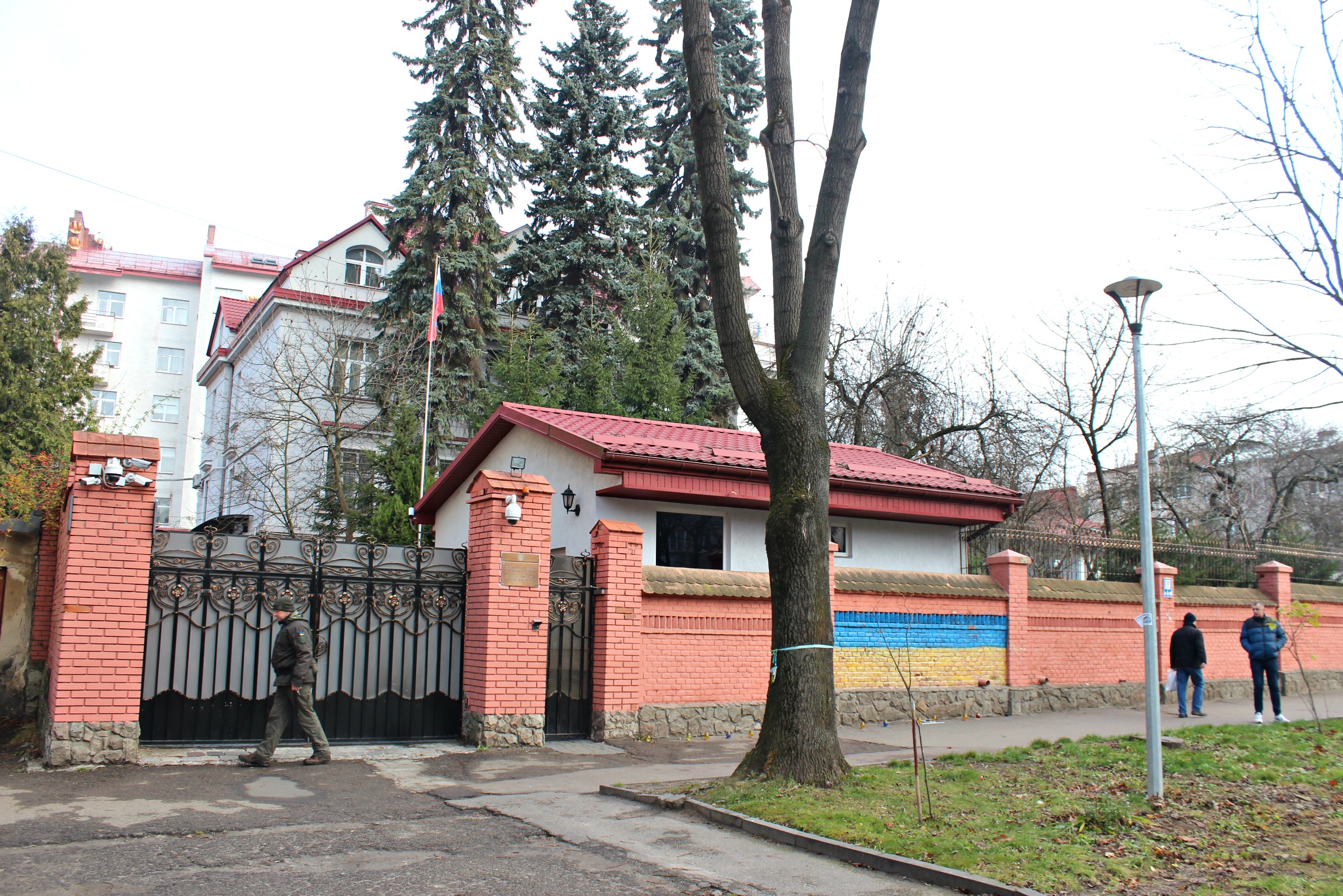 Дипломатична установа чи шпигунська база. Чим є консульство Росії у Львові. Розслідування