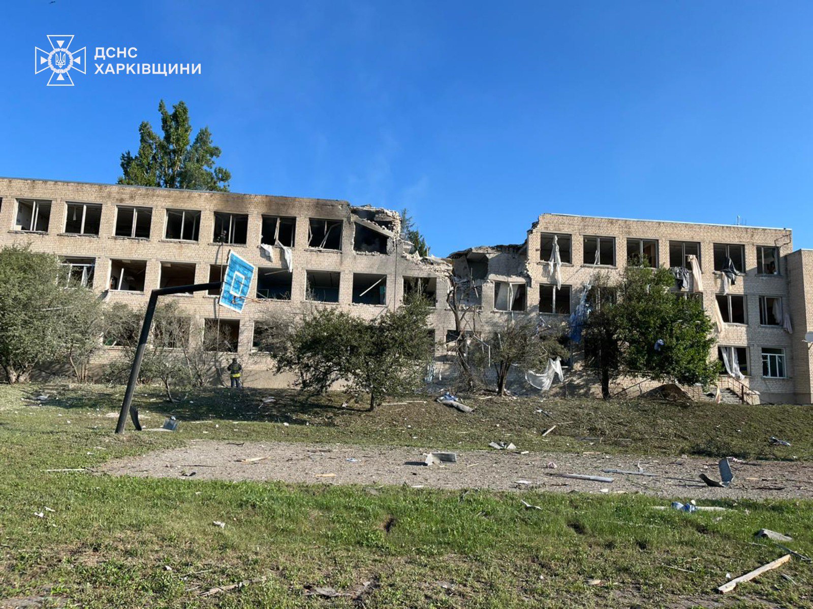 Окупанти скинули авіабомби на школу у Харківській області: фото наслідків