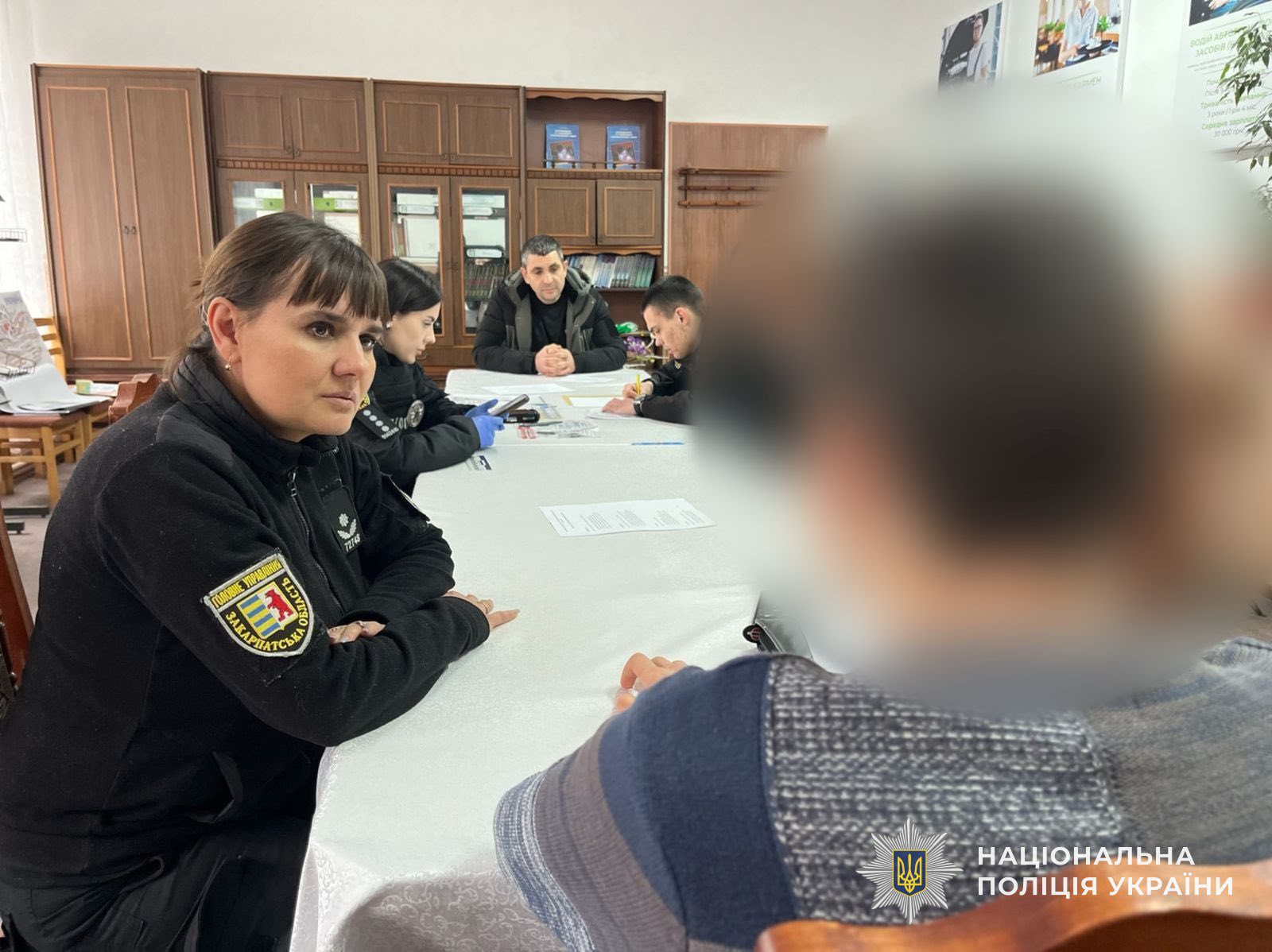 На Закарпатті учень ліцею погрожував розправою з ножем однокласникам