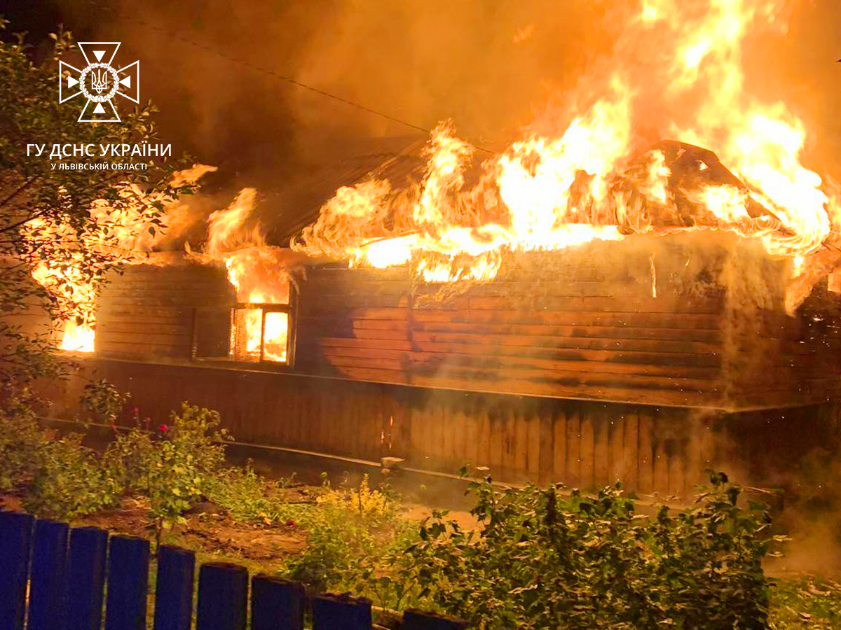 Біля Львова вчора ввечері повністю згорів будинок