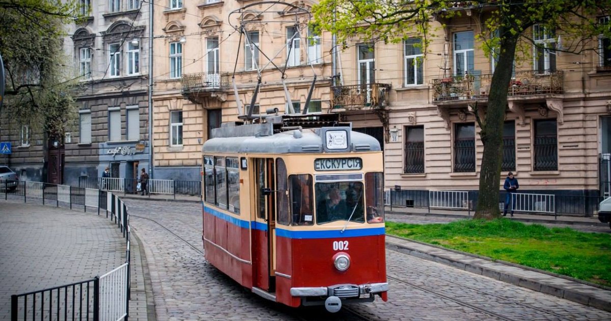У Львові трамвай врізався в автобус під час розвороту: Що відомо?