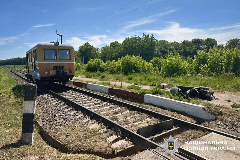 На Хмельниччині дрезина зіткнулася з мопедом: загинув 12-річний хлопець (відео)(