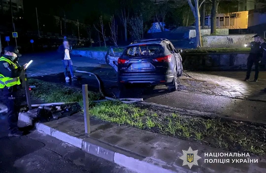 У Львові п'яний водій розтрощив авто об бетонну стіну і загорівся: з'явилося відео
