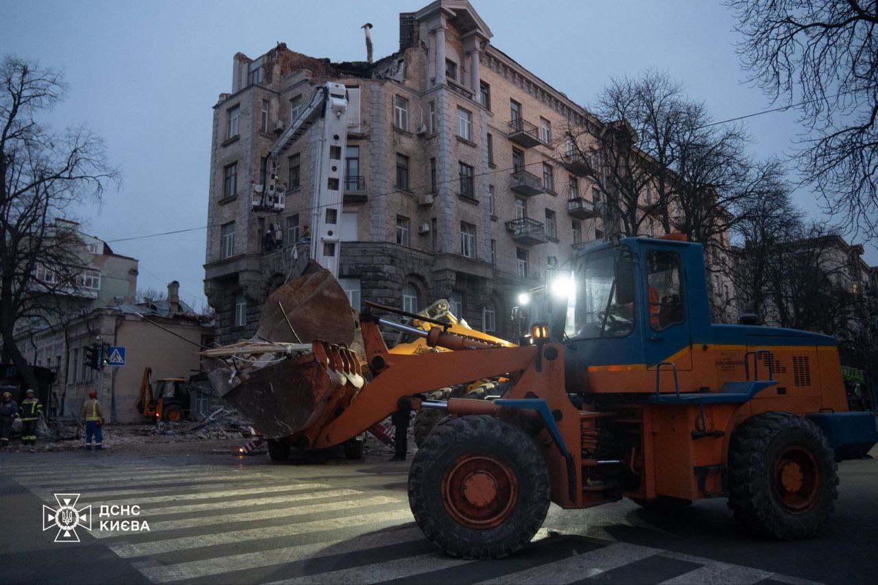 У Києві рятувальники три доби розбирали завали: роботи завершили (фото)