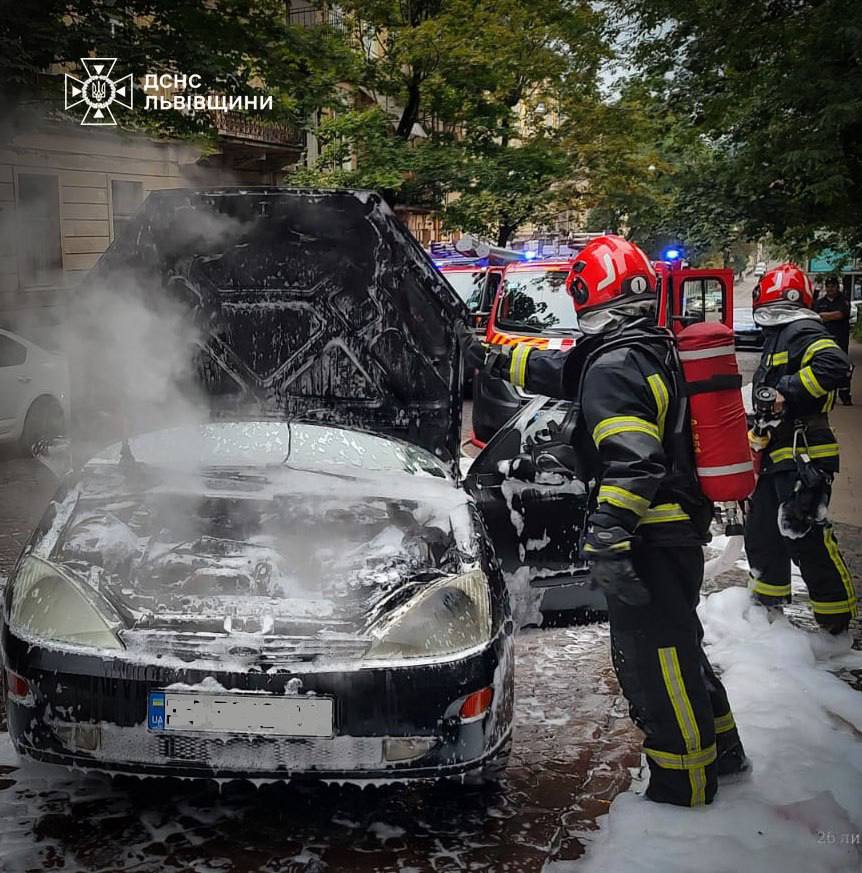У центрі Львова горів автомобіль «Ford Focus» із газовою установкою