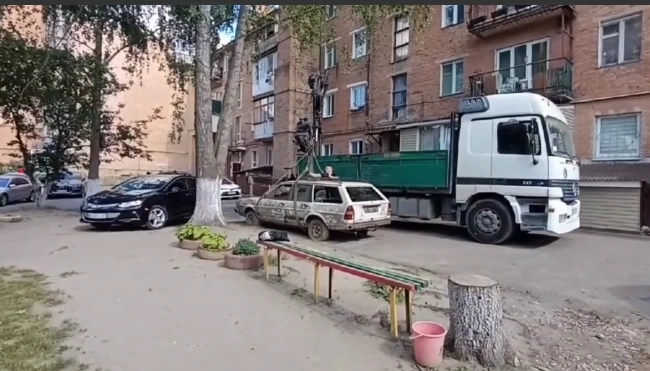Спецтехніка приїхала раптово: у Рівному евакуювали машину, яка роками блокувала двір