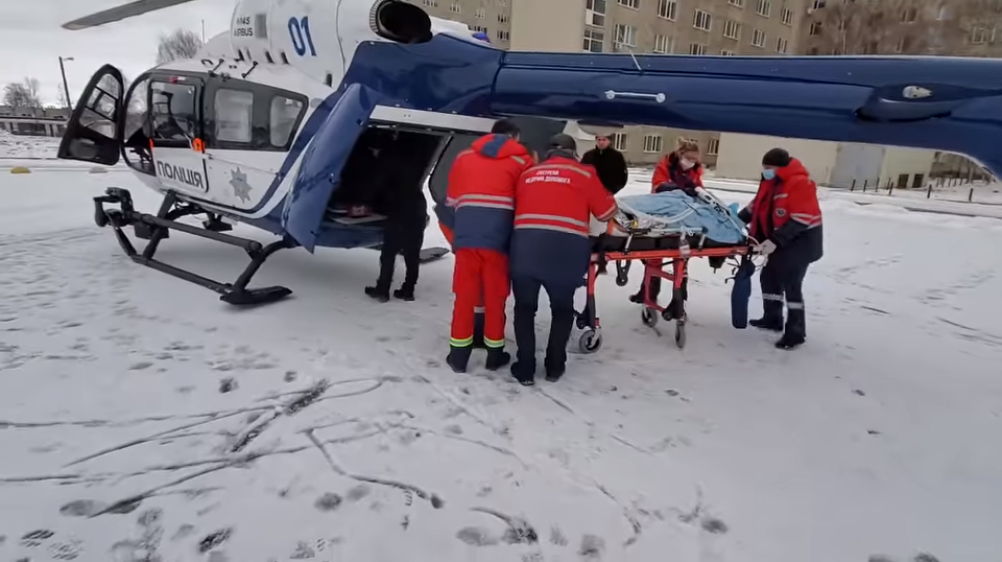 Вертоліт доправив до львівської лікарні дівчину в комі після ДТП