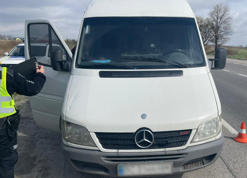 Поблизу Львова «Мерседес» наїхав на пішохода: потерпілий потрапив у лікарню