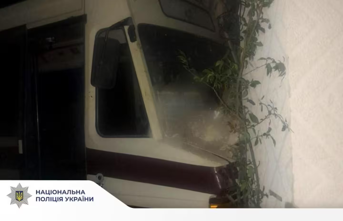 На Прикарпатті автобус врізався в будинок (фото)