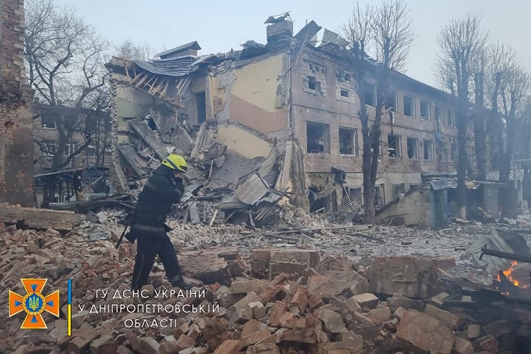 Авіаудар по Дніпру: Ворог розбомбив дитсадок і житлову багатоповерхівку, є жертви