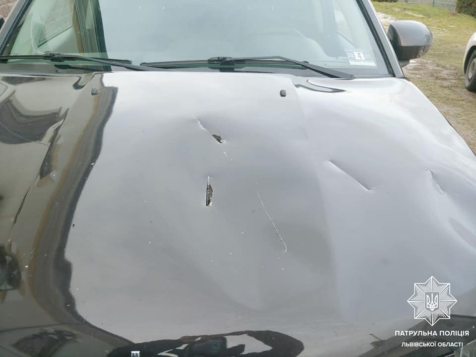 Кидався з сокирою на церкву та авто. П’яний дебошир перелякав Рудно