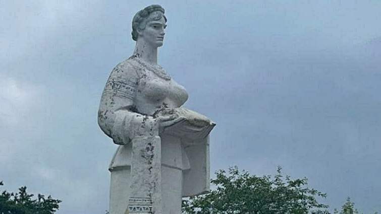 Селяни на Львівщині не давали знести пам'ятник колгоспниці, бо "схожа на Юлю"
