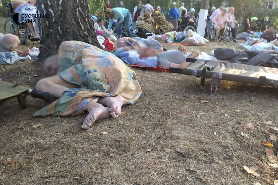 Росіяни вдарили по пансіонату у Сумах: там жила 221 людина похилого віку