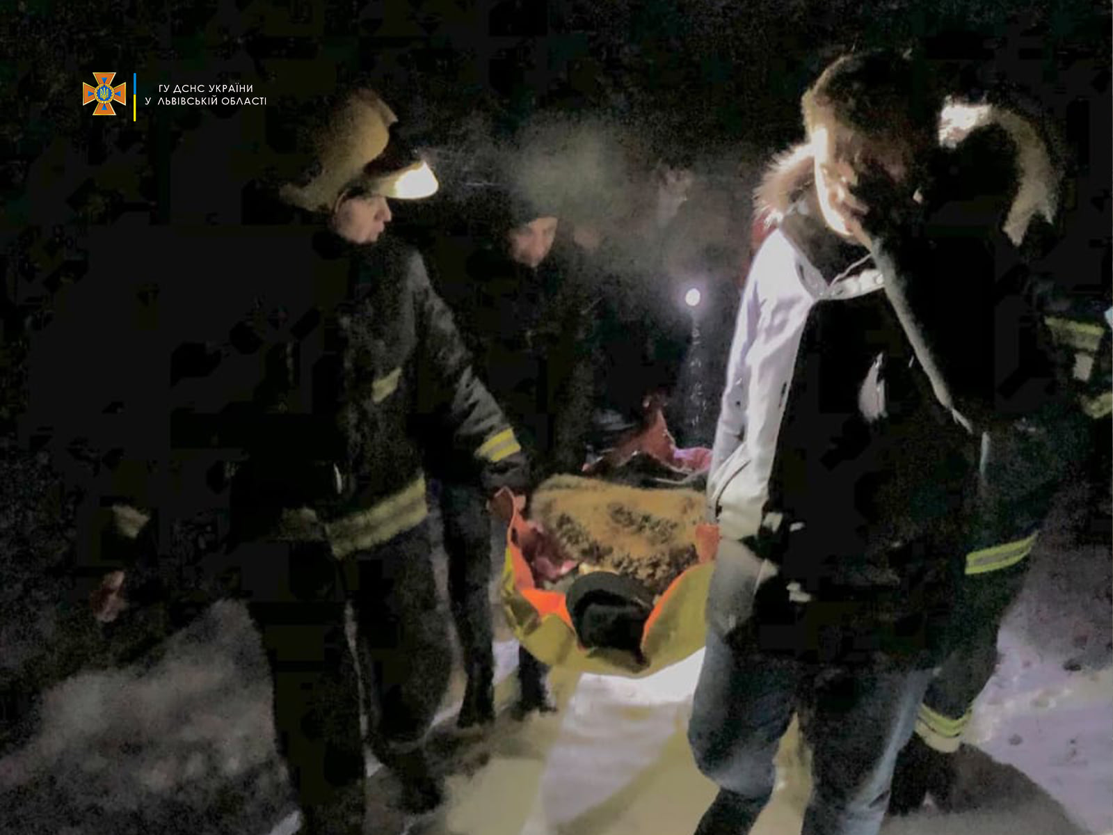 Пацієнтку майже кілометр несли до «швидкої», яка не доїхала на виклик через розбиту дорогу біля Бібрки