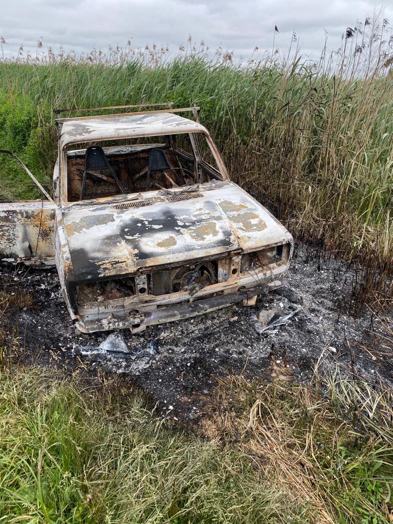 Троє юнаків викрали і спалили серед поля авто на Львівщині