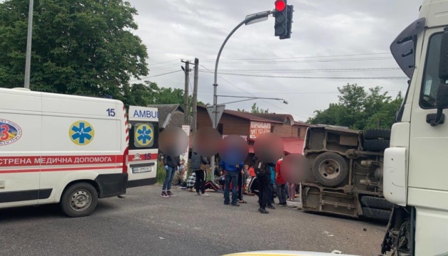 На Вінниччині перекинувся пасажирський автобус, 11 постраждалих