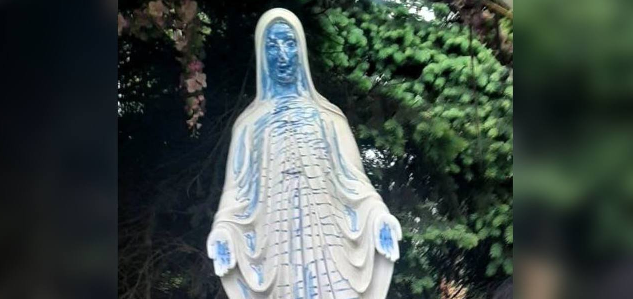 У Львові вандали розписали лайливими словами фігуру Матінки Божої