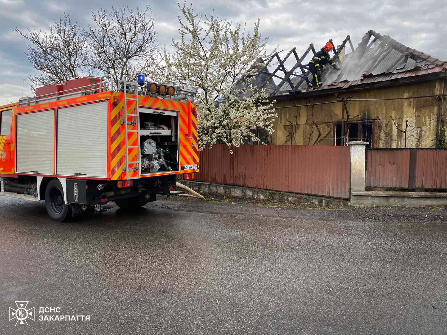 Згорів заживо: на Закарпатті у пожежі загинув власник будинку (фото)