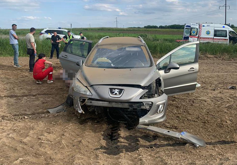 На Львівщині авто злетіло у кювет: травмувалися троє людей, серед них – 8-річна дівчинка