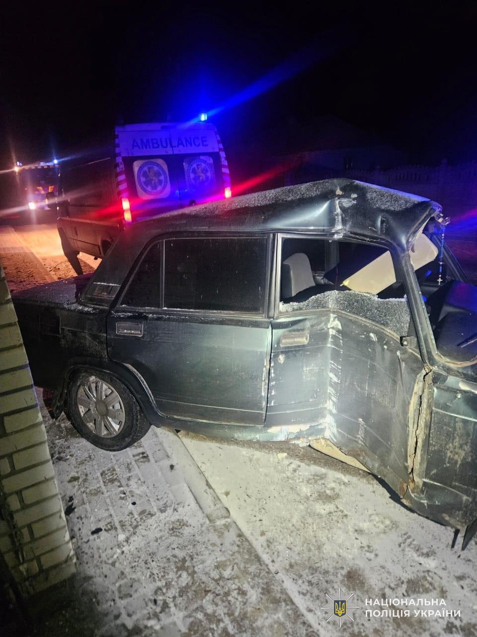 На Львівщині п'яний водій розтрощив авто об паркан (фото)