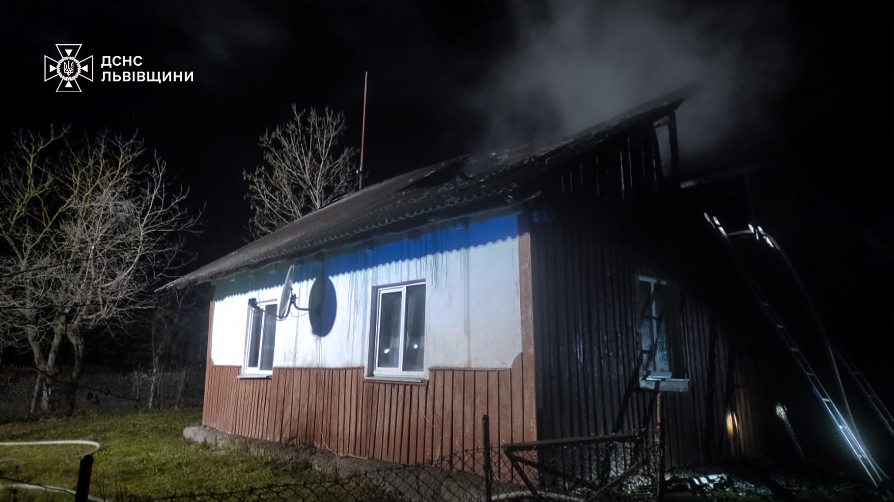 Вночі на Львівщині горів будинок: що відомо (фото)