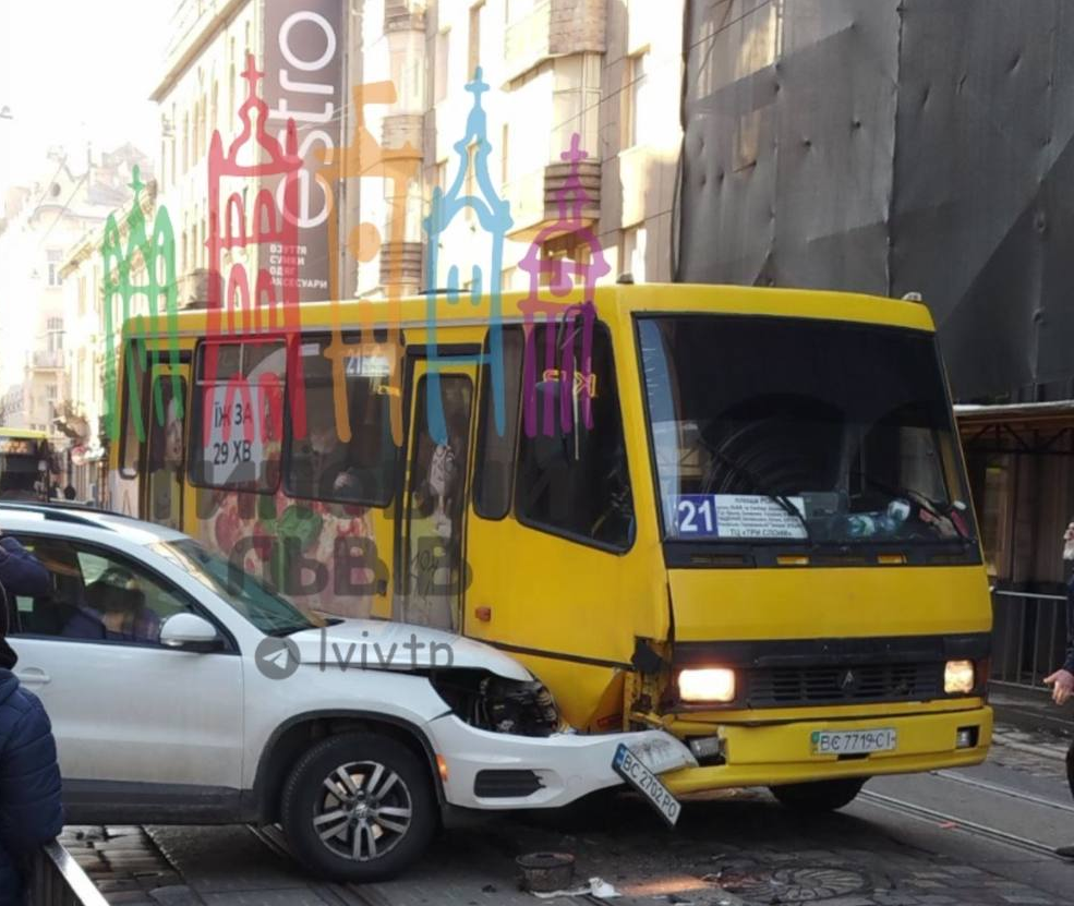 У центрі Львова маршрутка потрапила в аварію: фото ДТП