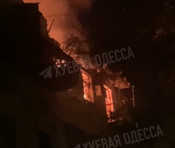 Ворог атакує Одесу: пошкоджено інфраструктуру, горять будинки