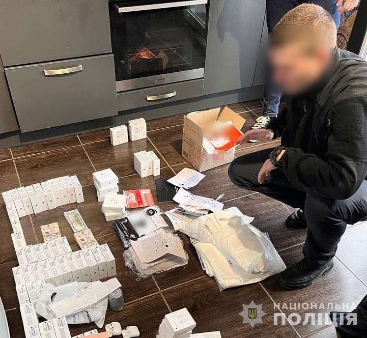 На Львівщині судитимуть шахраїв, які продавали підробки навушників відомого бренду