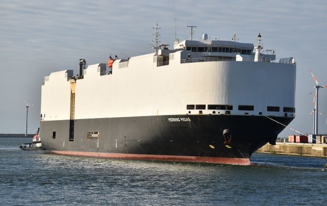 Поблизу США загорілося судно з тисячами авто на борту