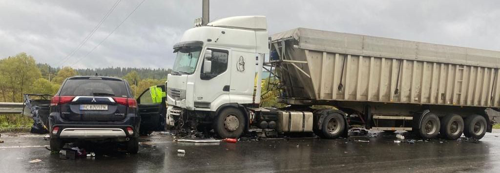 Легкове авто в'їхало у вантажівку: загинув 50-річний львів'янин
