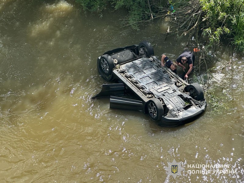 Авто вилетіло в річку і перекинулося: фото з смертельної аварії на Львівщині