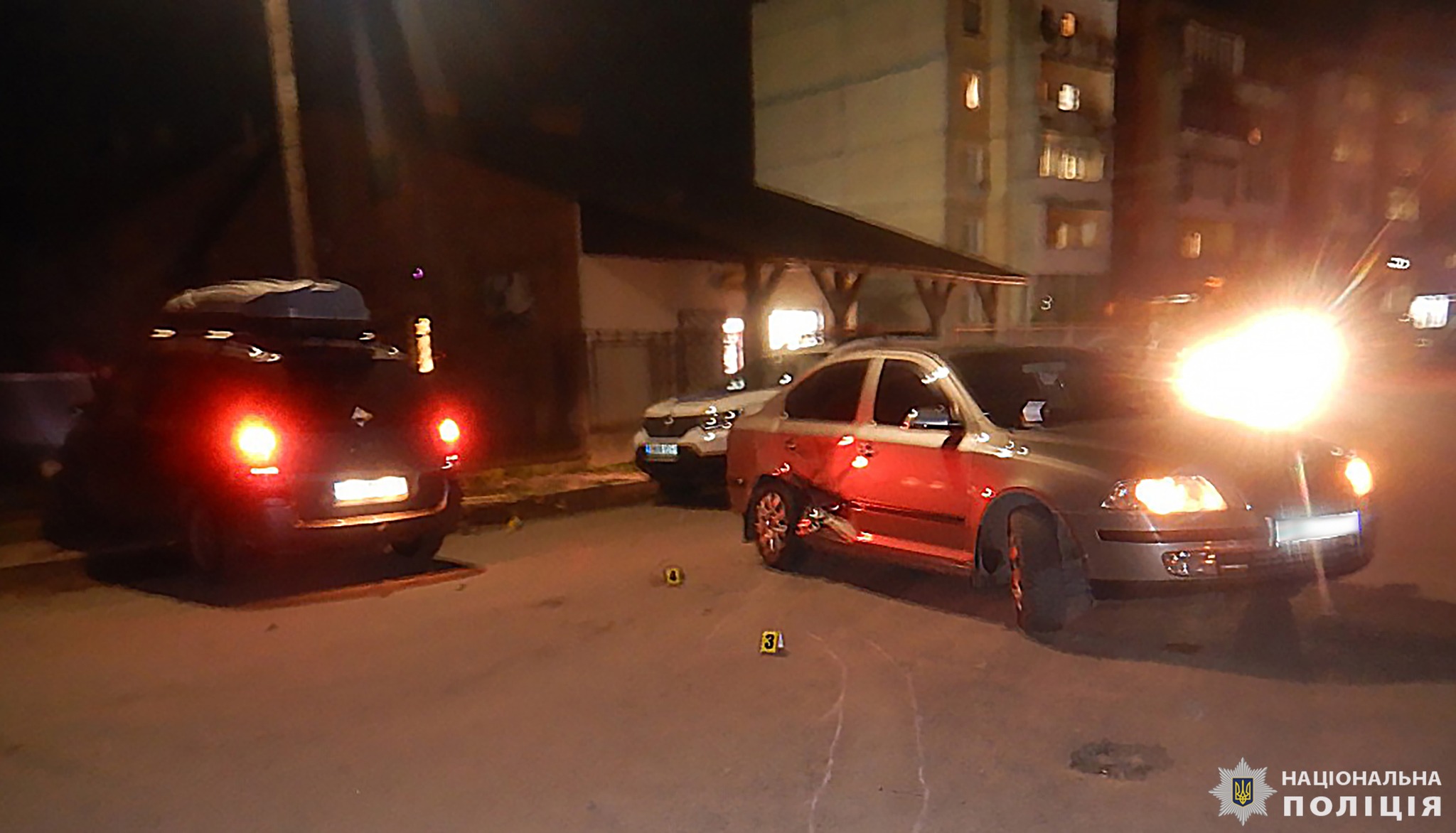 У Жовкві водій в’їхав у припаркований автомобіль: двоє людей травмовані
