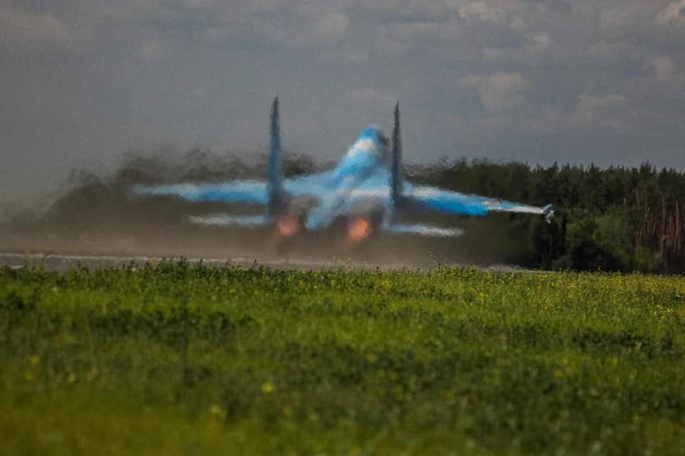Ситуація на півдні: росіяни били «Градами», українська авіація вдарила по ворожій техніці