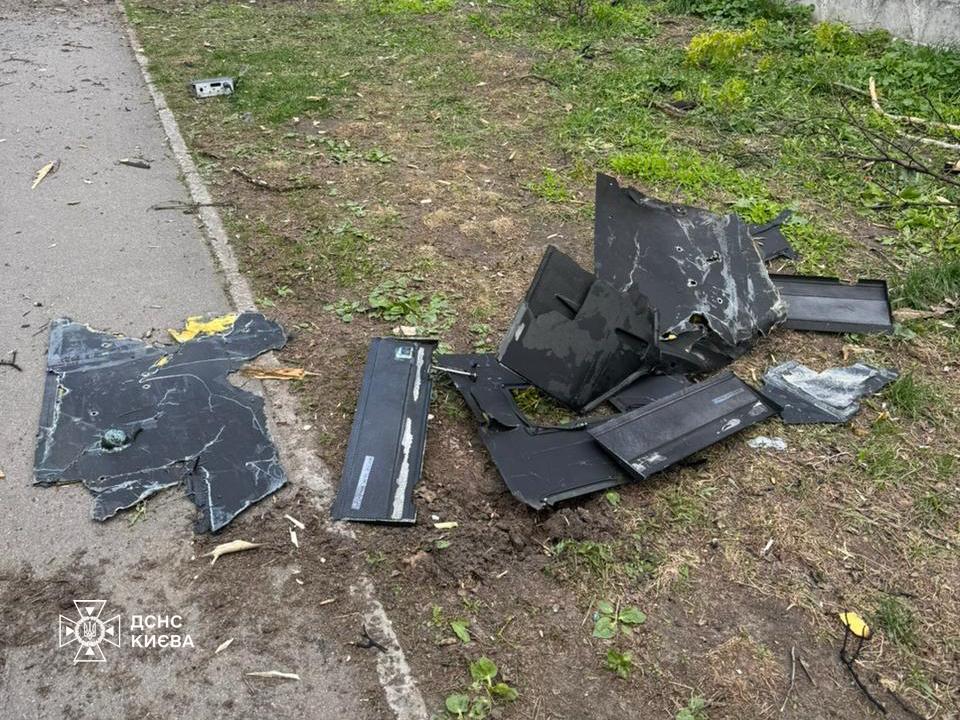 У Києві дрон ледь не спалив дерев'яний туалет на кладовищі (фото)