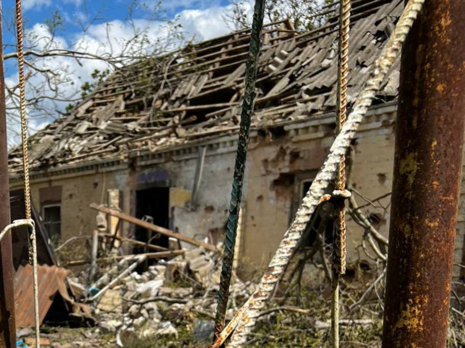 На Сумщині окупанти обстріляли село з території Росії, пошкоджено будинок