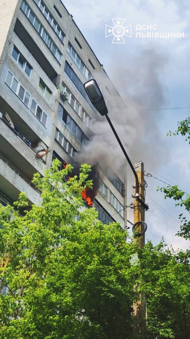 Пожежа у багатоповерхівці на вулиці Грінченка у Львові: відомі нові деталі (відео)
