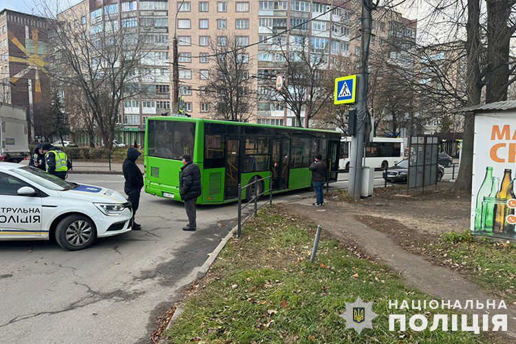 У Тернополі маршрутка на переході збила людину (фото)