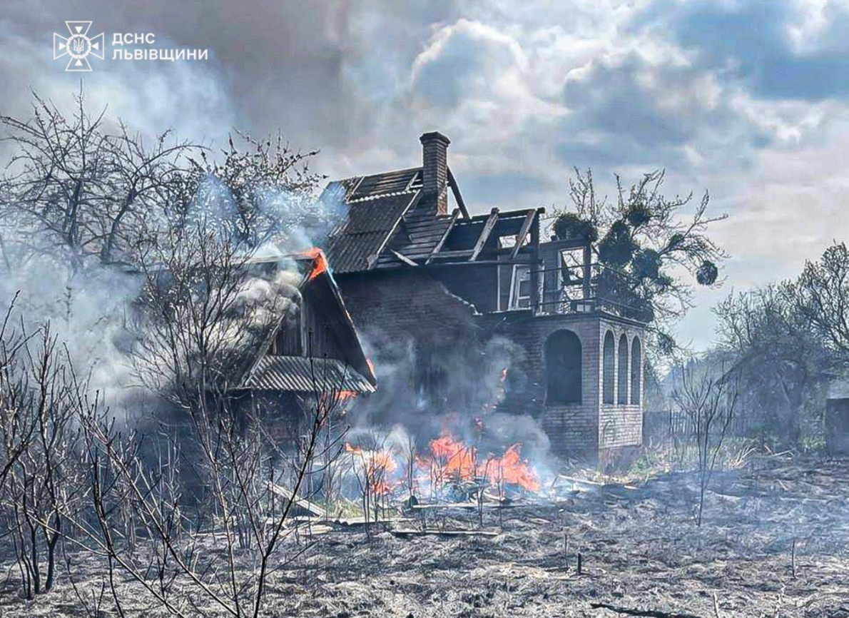 Спалювали траву — знайшли тіло: на Львівщині вогонь знищив дачі та вбив людину (фото)