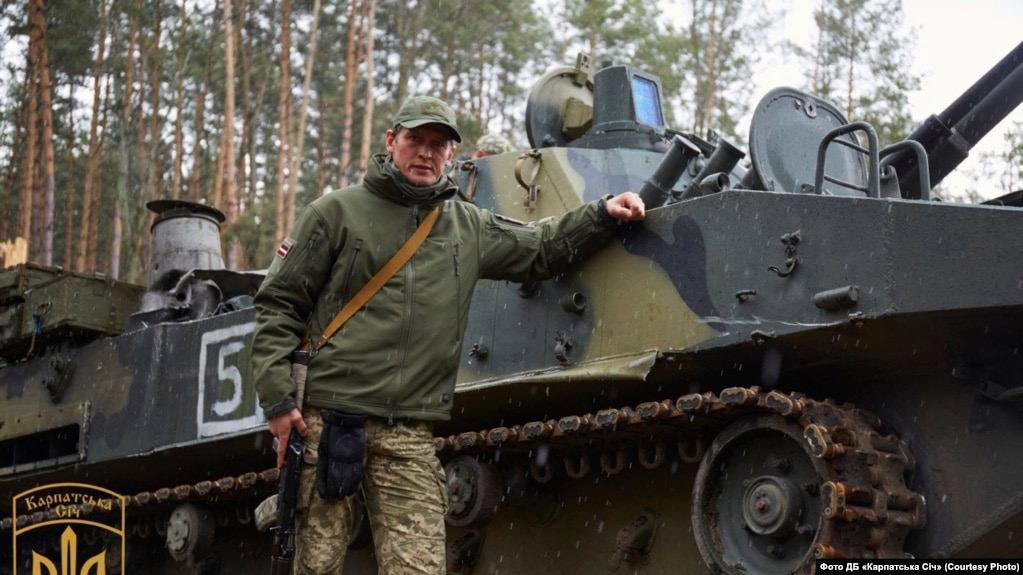 Замість мандата – зброя: депутат Латвійського Сейму захищає Україну